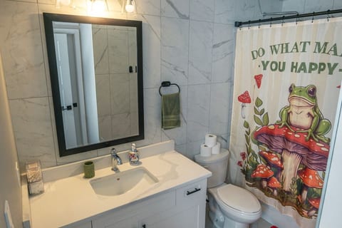 Cozy room with private bathroom minutes to WEM