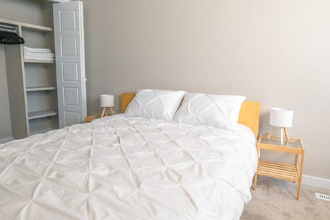 Cozy room with private bathroom minutes to WEM