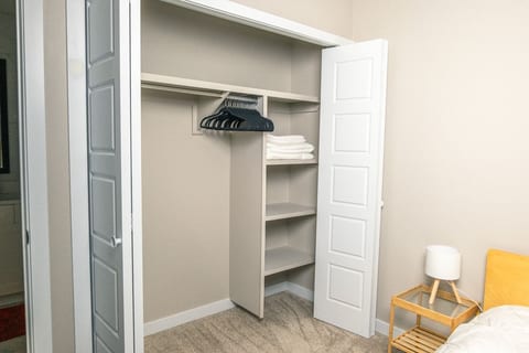 Cozy room with private bathroom minutes to WEM