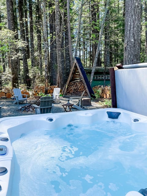 Bring some sandals, grab your robe, and meander over to the Marquis Elite hot tub for the ultimate relaxation with customizable jets to tailor your experience.
