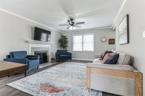 Charming 3BR Farmhouse • Fenced Acre • Madison