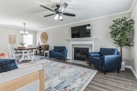 Charming 3BR Farmhouse • Fenced Acre • Madison