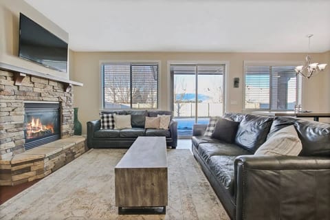 Beautiful 5BR w/ Hot Tub + Pool Access! Sleeps 16