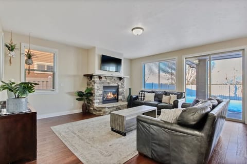Beautiful 5BR w/ Hot Tub + Pool Access! Sleeps 16