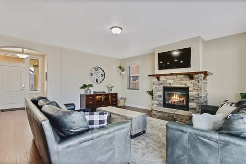 Beautiful 5BR w/ Hot Tub + Pool Access! Sleeps 16