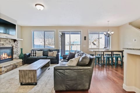 Beautiful 5BR w/ Hot Tub + Pool Access! Sleeps 16