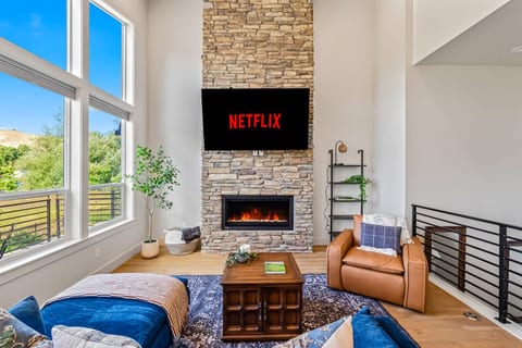 Dark & Sleek 3BR Escape by the Golf Course