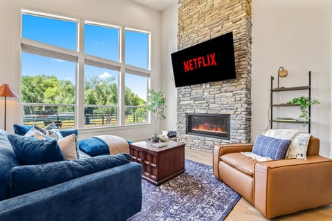 Dark & Sleek 3BR Escape by the Golf Course