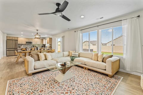 Spacious 6BR Sleeps 22 with Playground, Basketball