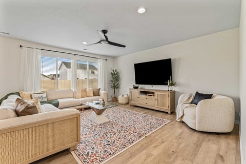 Spacious 6BR Sleeps 22 with Playground, Basketball