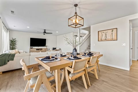 Spacious 6BR Sleeps 22 with Playground, Basketball