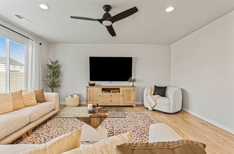 Spacious 6BR Sleeps 22 with Playground, Basketball