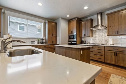 5BR Meridian Home – Hot Tub & Family Play Space