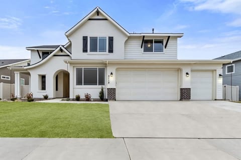 5BR Meridian Home – Hot Tub & Family Play Space