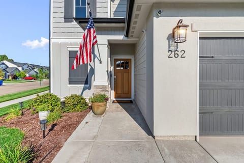 Cozy & Charming Home in Eagle Id