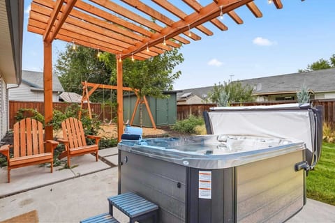 Stunning 3BR Home-Backyard HOT TUB Oasis-Home Gym