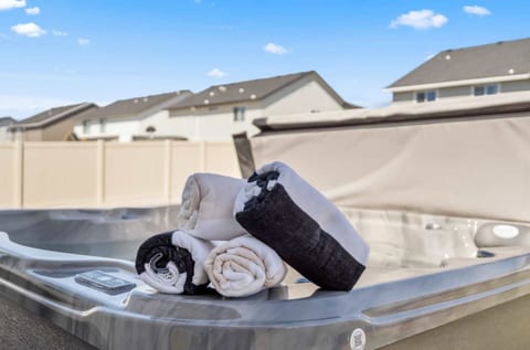 Stunning 3BR Home-Backyard HOT TUB Oasis-Home Gym