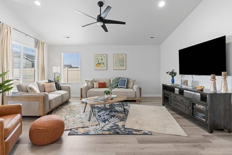 Spacious New 4BR - Single Level Home - Pool Access