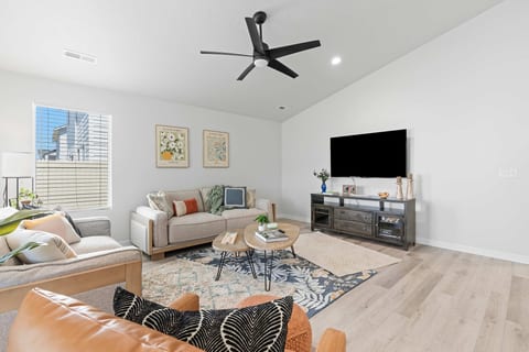 Spacious New 4BR - Single Level Home - Pool Access