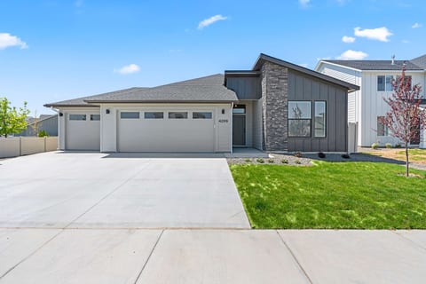 Spacious New 4BR - Single Level Home - Pool Access