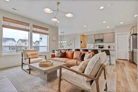 Luxurious 4-BR Bungalow with Office - Park Setting
