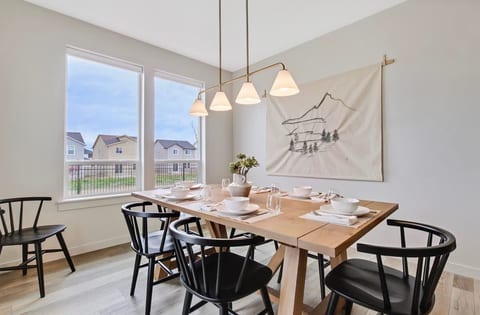 Luxurious 4-BR Bungalow with Office - Park Setting
