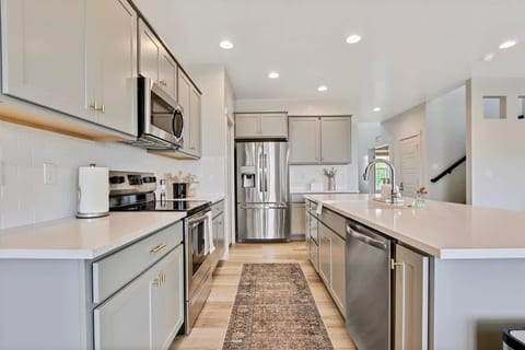 Luxurious 4-BR Bungalow with Office - Park Setting