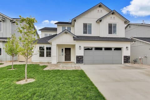 Luxurious 4-BR Bungalow with Office - Park Setting
