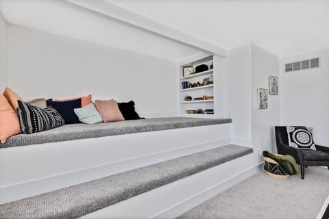Massive Gathering Home with Ballroom - Sleeps 32+