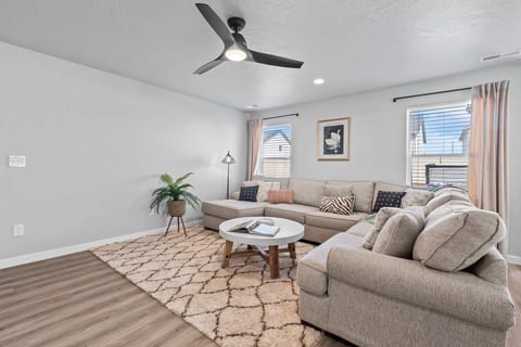 Spacious 5BR - Gamer Room - Hot Tub & Pool Access