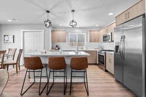 Spacious 5BR - Gamer Room - Hot Tub & Pool Access