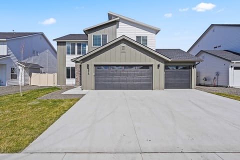 Spacious 6BR - Sleeps 22 - Hot Tub & Pool Access