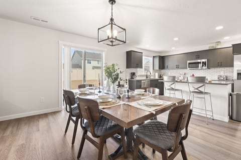 Spacious 6BR - Sleeps 22 - Hot Tub & Pool Access
