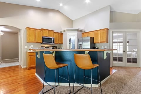 Family home -desirable neighborhood w/ pool access