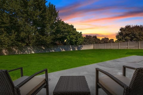 Family home -desirable neighborhood w/ pool access