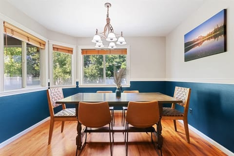 Family home -desirable neighborhood w/ pool access