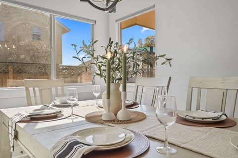 Modern 4BR w/ Hot Tub - Fire Pit - Stylish Stay