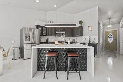 Modern 4BR w/ Hot Tub - Fire Pit - Stylish Stay