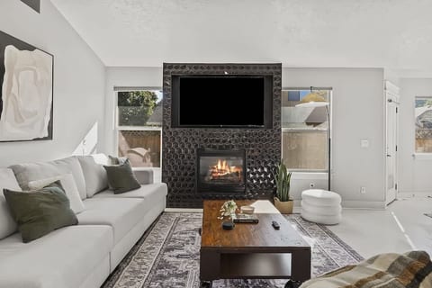 Modern 4BR w/ Hot Tub - Fire Pit - Stylish Stay