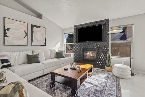 Modern 4BR w/ Hot Tub - Fire Pit - Stylish Stay
