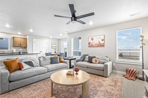 Spacious 5BR - Gamer Room - Hot Tub & Basketball