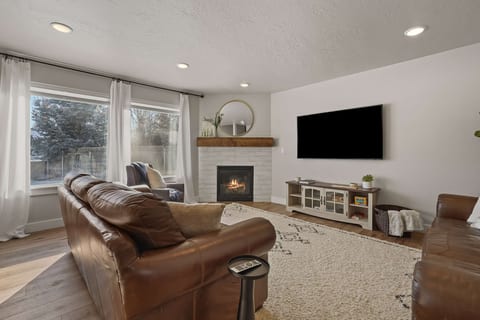 Modern Farmhouse Retreat | 5BR | With Pool Views