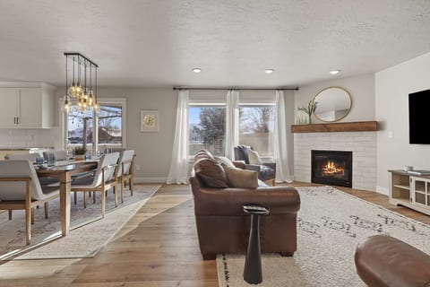 Modern Farmhouse Retreat | 5BR | With Pool Views