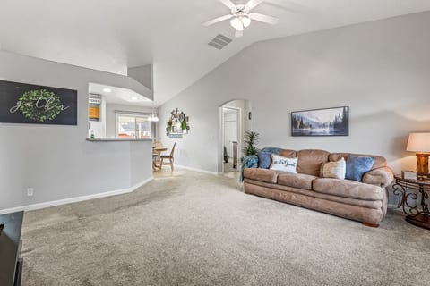 Cozy 3BR Nampa Home • Spacious Yard + Smart TV