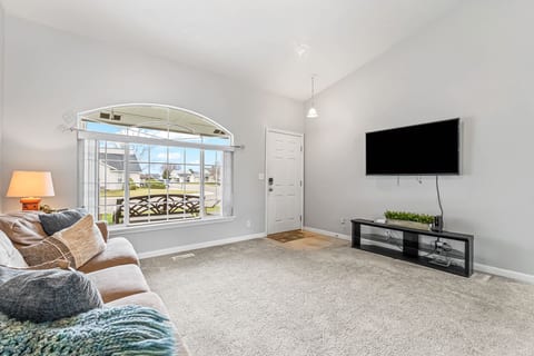 Cozy 3BR Nampa Home • Spacious Yard + Smart TV