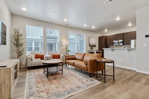 Elegant 2 bedroom townhome
