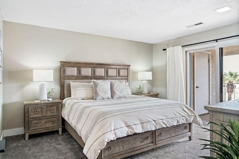 Top-Floor Condo with Pools, Water Slides, Hot Tub!