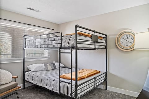 Top-Floor Condo with Pools, Water Slides, Hot Tub!