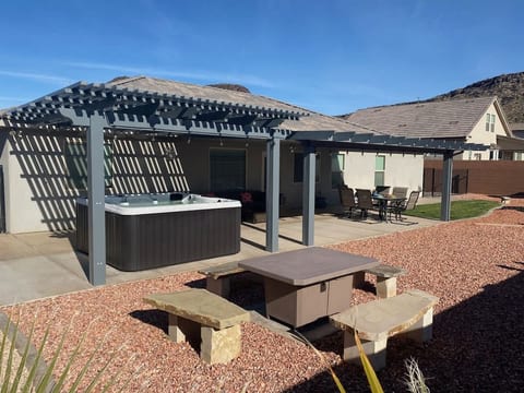 Stunning 5BR Oasis • Hot Tub • Casita • Hurricane