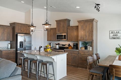 Stunning 5BR Oasis • Hot Tub • Casita • Hurricane